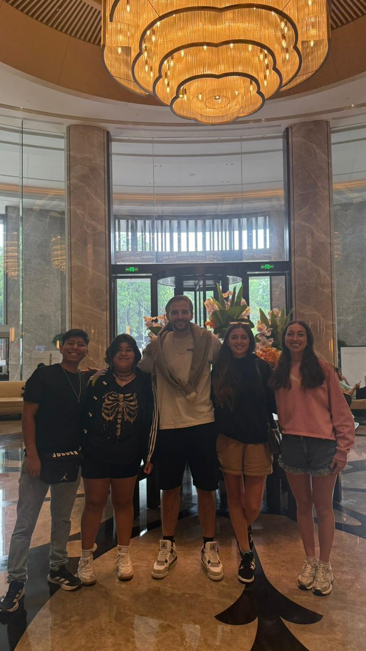 Grupo en el lobby del hotel