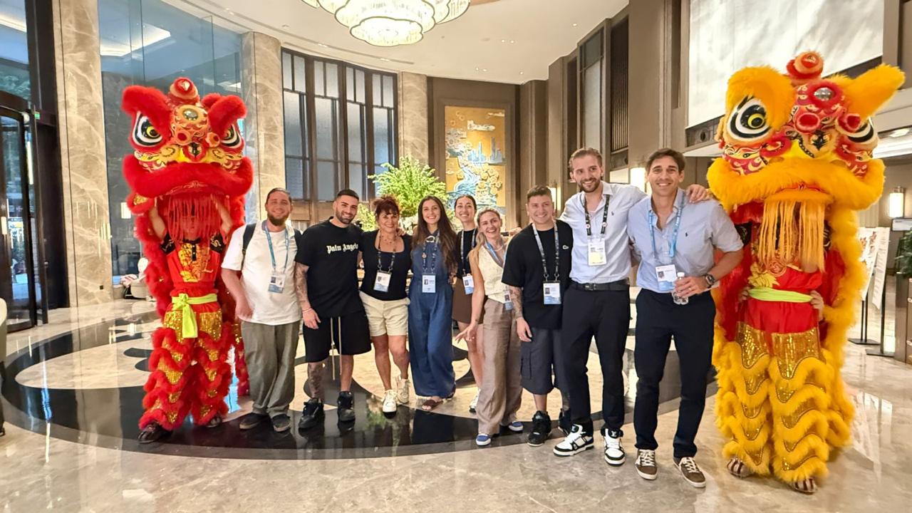 Grupo con leones chinos en el lobby del hotel