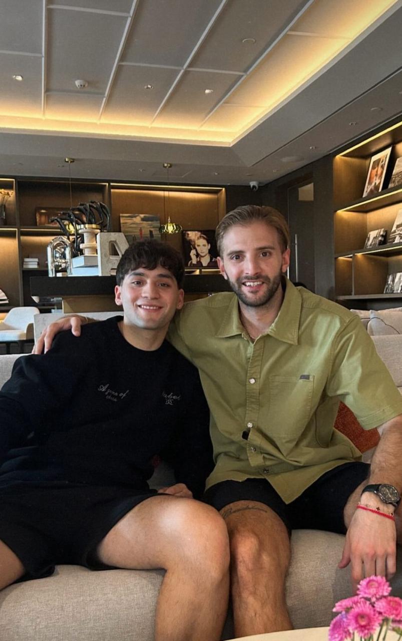 Dos personas en el lounge del hotel