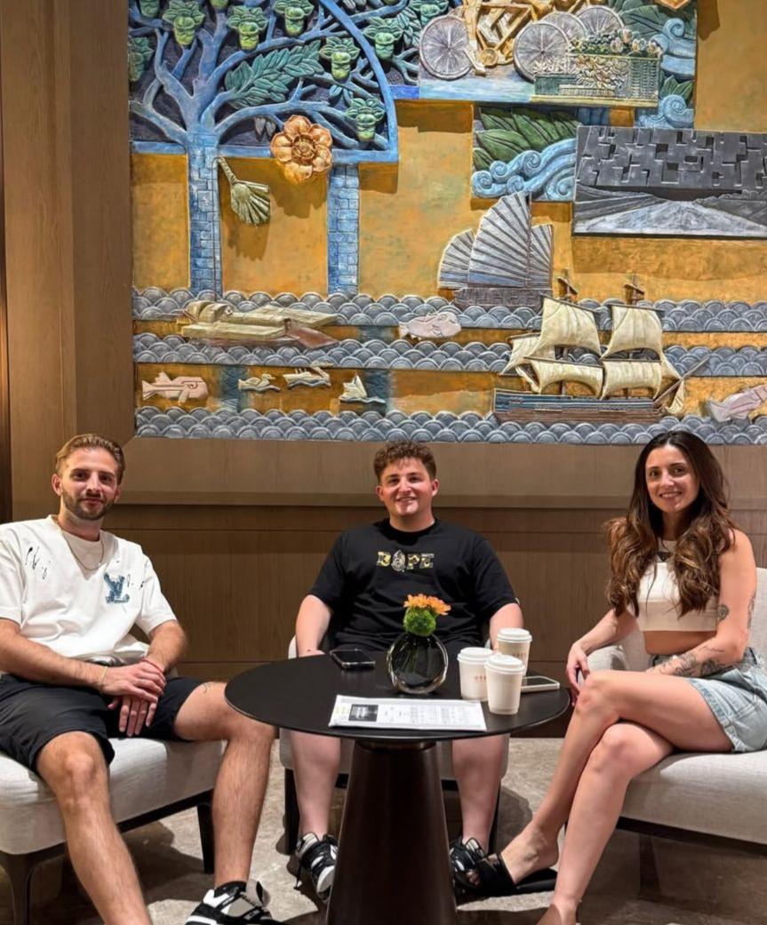Tres personas en el lounge del hotel